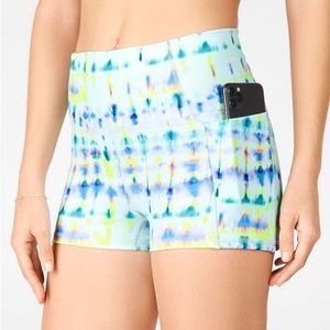 Fabletics Oasis High-Waisted Pocket Short 2” in Sunstream